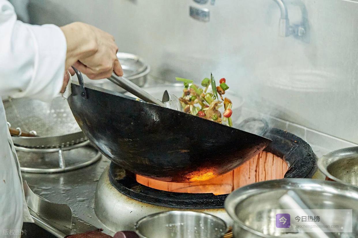 很多人觉得不粘锅好用，可为啥饭店大厨只用老式铁锅炒菜呢？