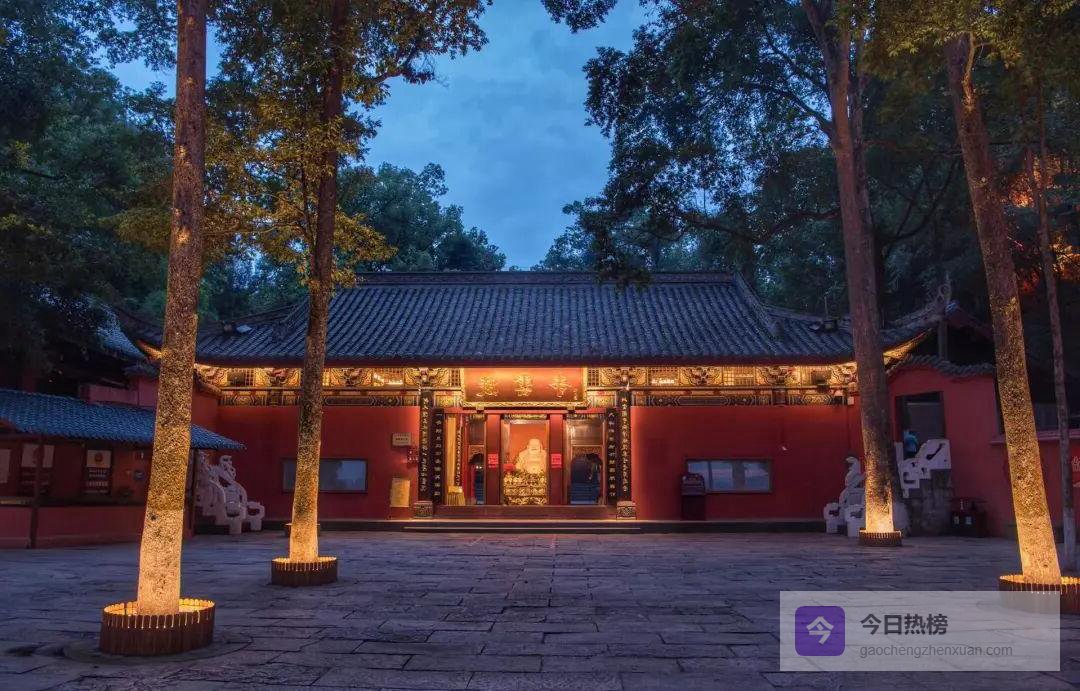 秋夜微步：在山林与霓虹之间听月色与车流对话