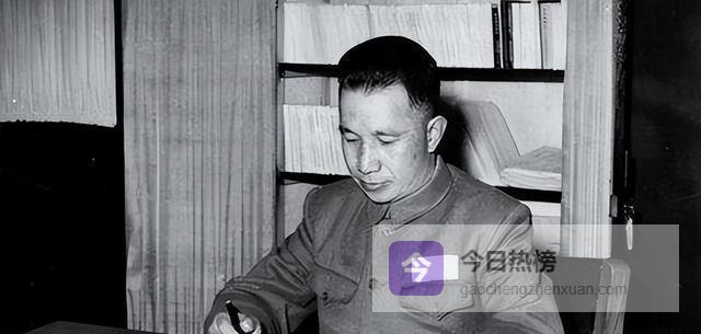 粟裕刚到杭州，得知铁道部长滕代远要专程前来探望，他立刻婉拒：老首长，实在不能这样啊！