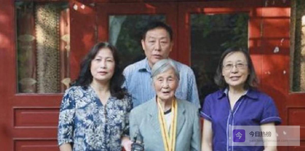 北京一位女子在整理养父留下的遗物时，意外翻出一封带血的书信，这封信竟直接揭开了她亲生父母的身份之谜