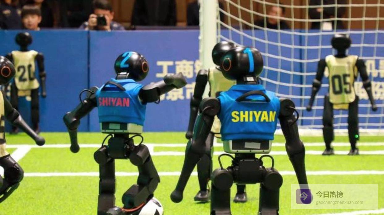 绿茵场上北京中学生操控人形机器人激烈竞技，展现AI教育实践价值与科技创新潜力，推动人工智能教育迈向新高度