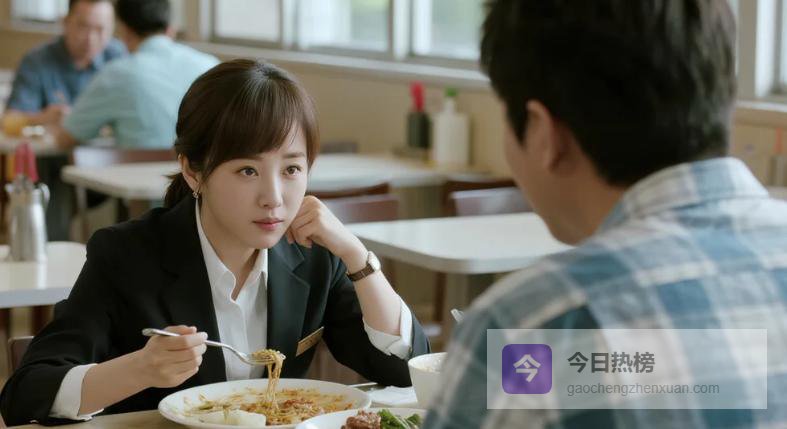 前妻在餐馆当经理，故意给我上剩菜。我把老板叫来，说这桌免费，她买单，老板照办了