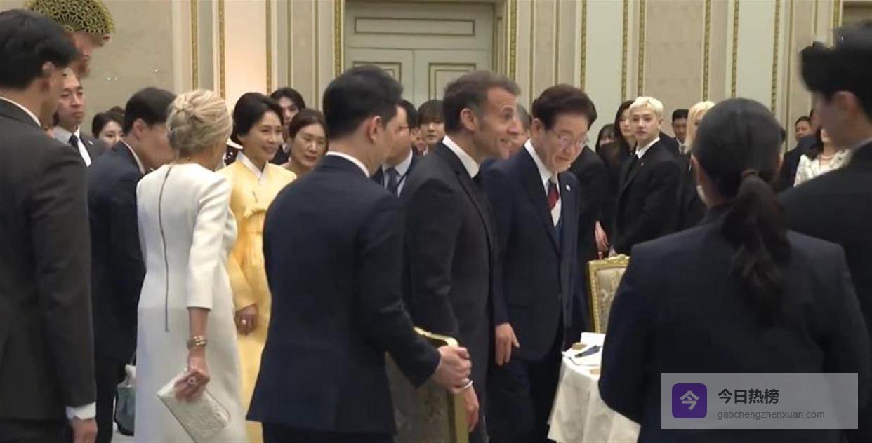 马克龙访韩国宾午宴上，三星兄妹与韩流偶像同场，镜头前握手寒暄，镜头外商业对话早已开始