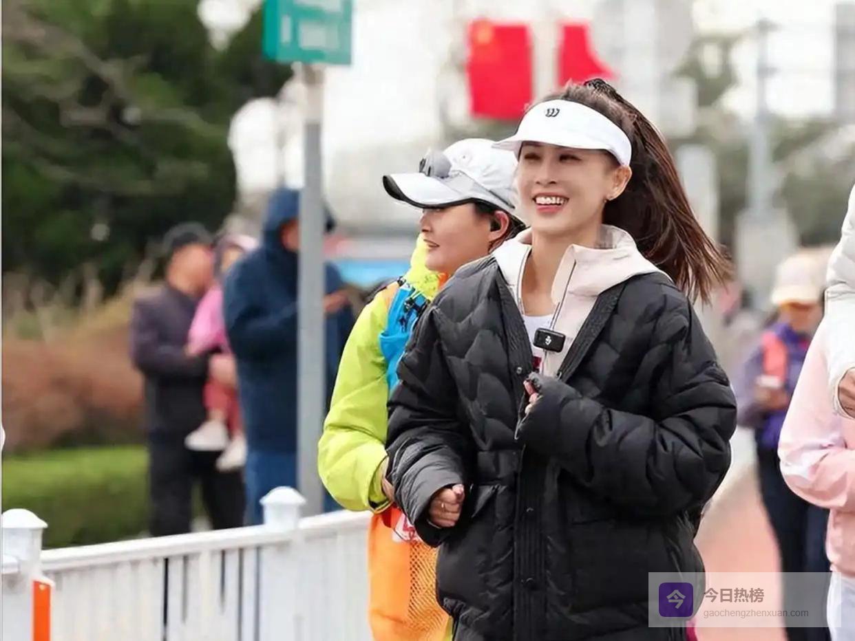 42岁离婚辣妈打扮火辣遭女儿吐槽，网友力挺：这才是真自信，好看！