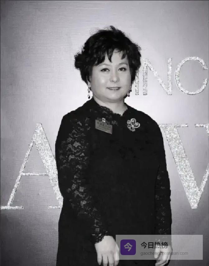 何超蕸安静离世，赌王家族守在床前落泪，那份柔软成了家人心底温暖