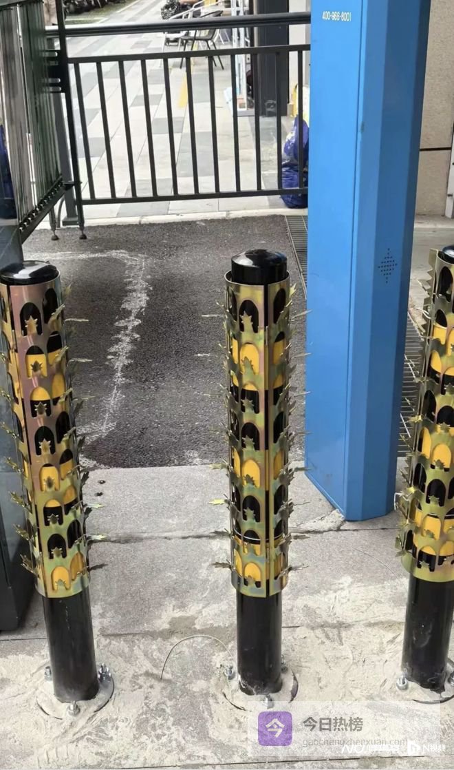 深圳一小区地桩竟“长”出“金属倒刺”！居民吓坏，物业整改