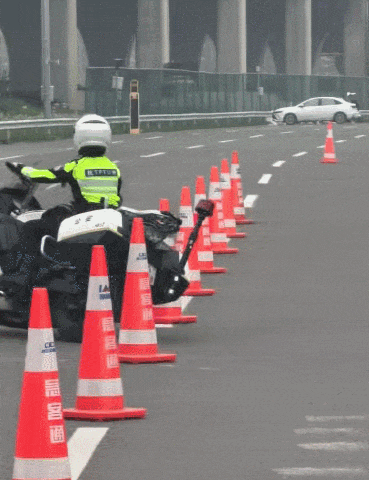 杭州女骑警酷似贾静雯，原地“秒起”650斤重机车！队员绕桩如“复制粘贴”