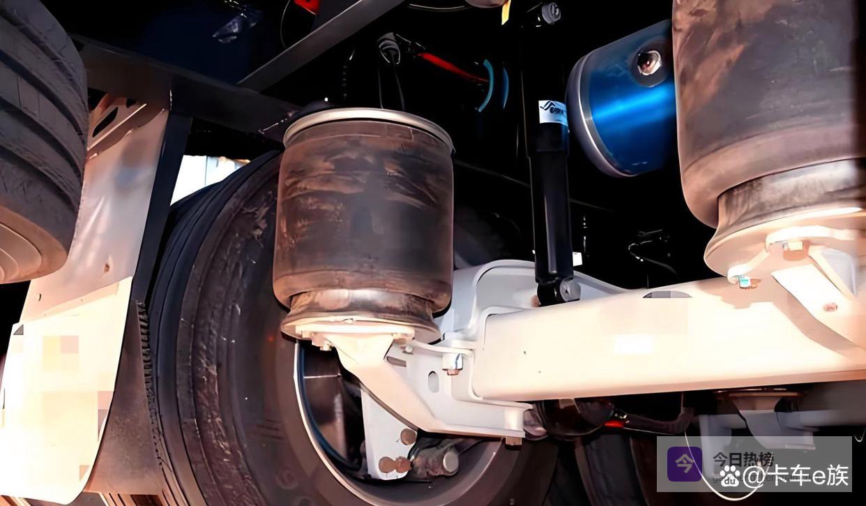 为啥特种运输钟爱油气悬架？解析液压减震在重载下的抗侧翻能力