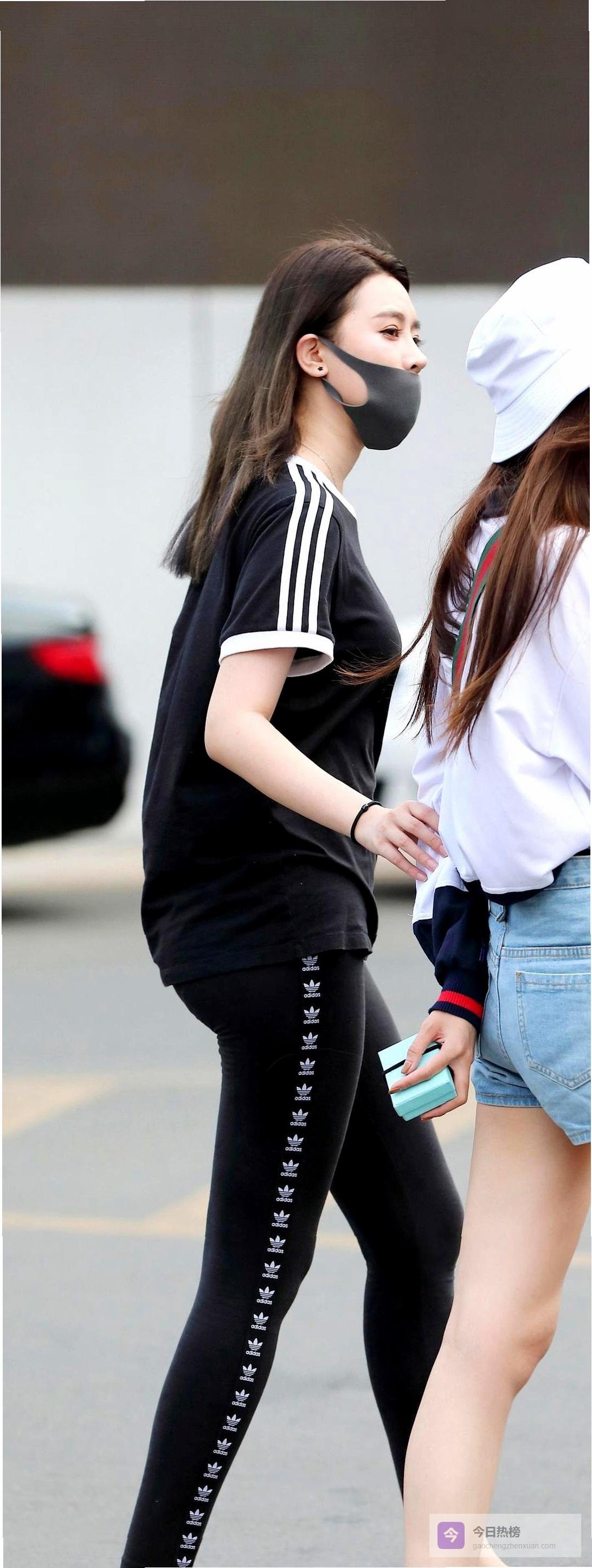 夏日穿搭指南，黑色T恤配打底裤，清爽又显CP感