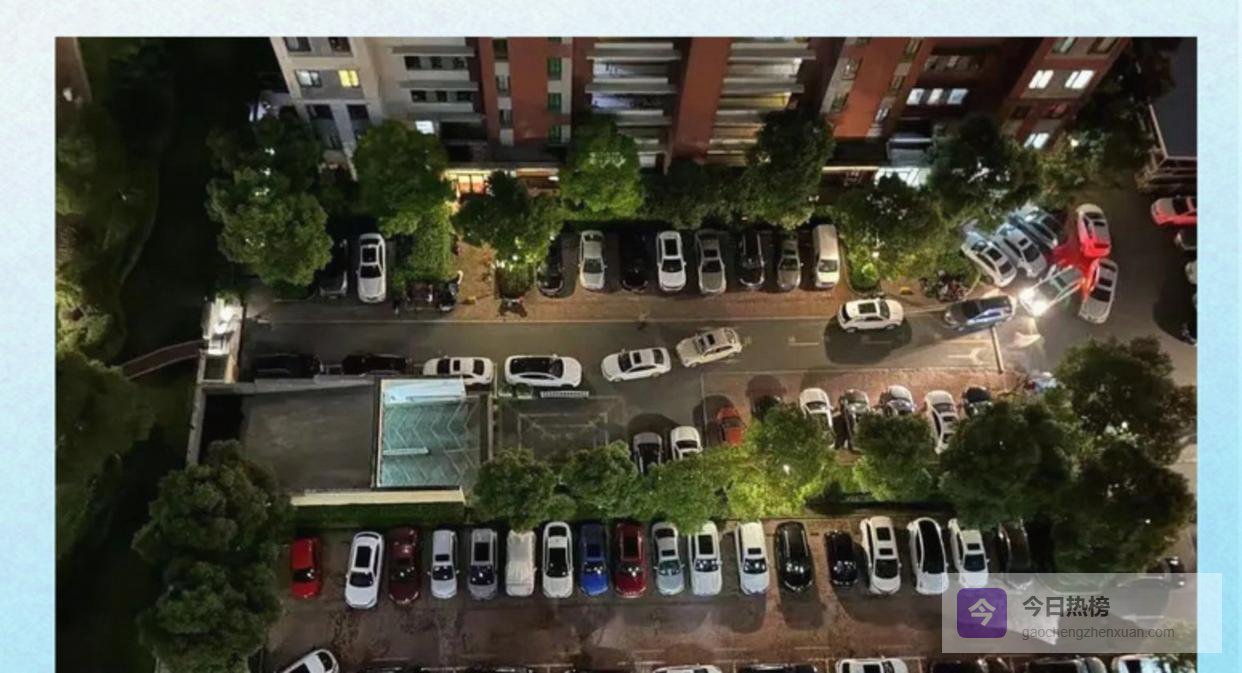 上海20年老小区，公共停车位变“心理产权车位”，一老铁临时停空位，竟遭“精神业主”堵车封印三辆，还停消防通道报警无果