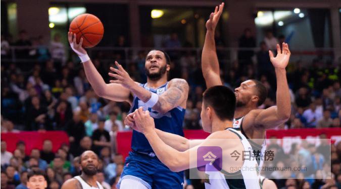 CBA积分榜！广东33分狂胜重返前四，青岛双加时2分险胜辽宁，山东排名下滑