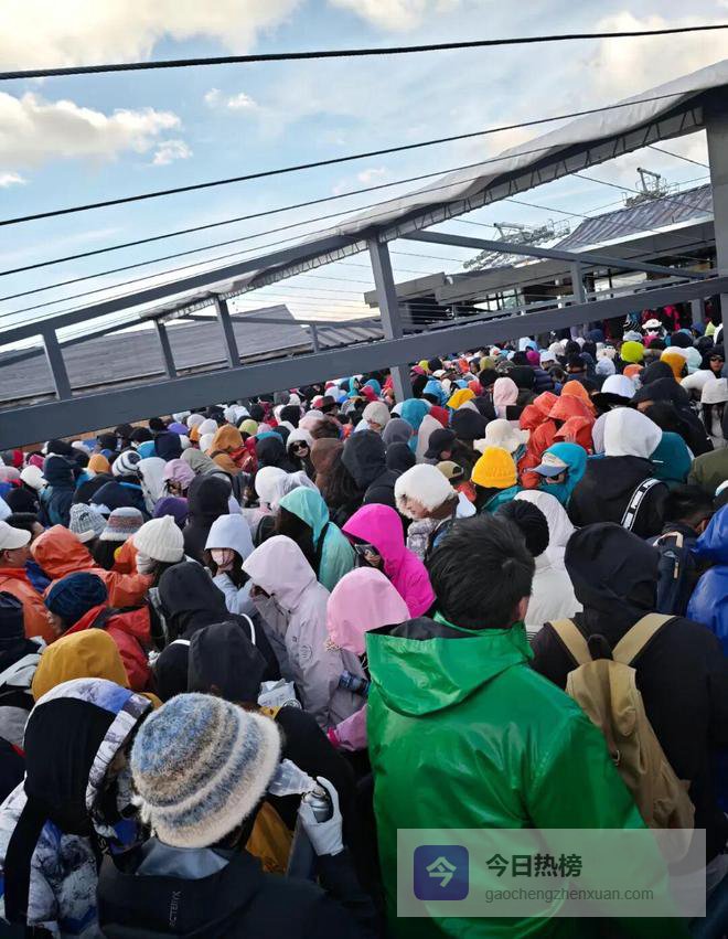 大量游客滞留山顶数小时，有人出现呕吐失温症状，穿得少的游客用垃圾袋保暖，景区：给予游客索道退票处理