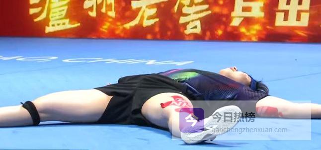 泪目！有谁注意到王楚钦夺冠后，倒地庆祝，和王皓拥抱，向球迷鞠躬！