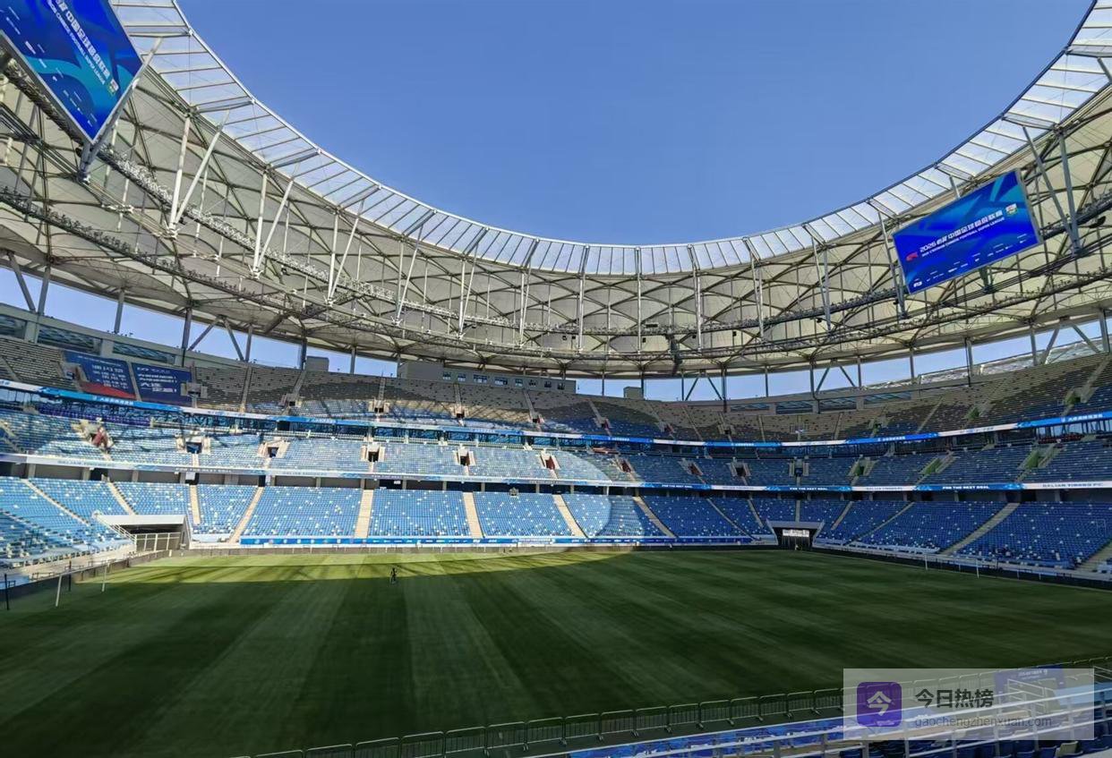 大连梭鱼湾足球场草皮争议终告一段落，新草皮厚实亮相获球迷点赞，本周五英博队主场迎战浙江队，对方核心球员因违纪停赛五场罚款六万