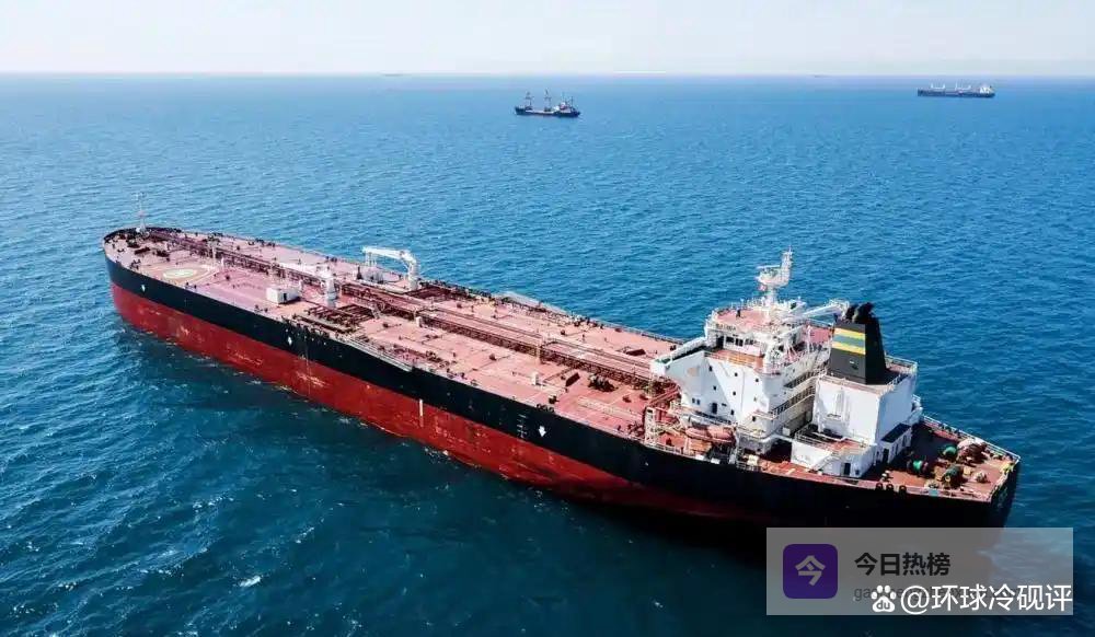 32万吨原油深夜霍尔木兹遇袭！船体被炸开大口子，巨轮能否闯过火线按时到港？
