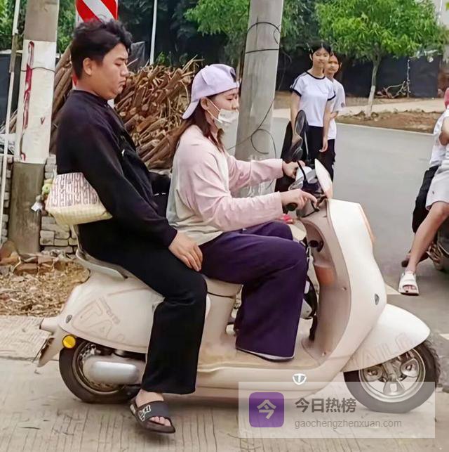 接地气的全红婵，拜山祭祖,打包烧猪肉给爷爷奶奶吃，还不忘叮嘱砍小一点，孝心感人