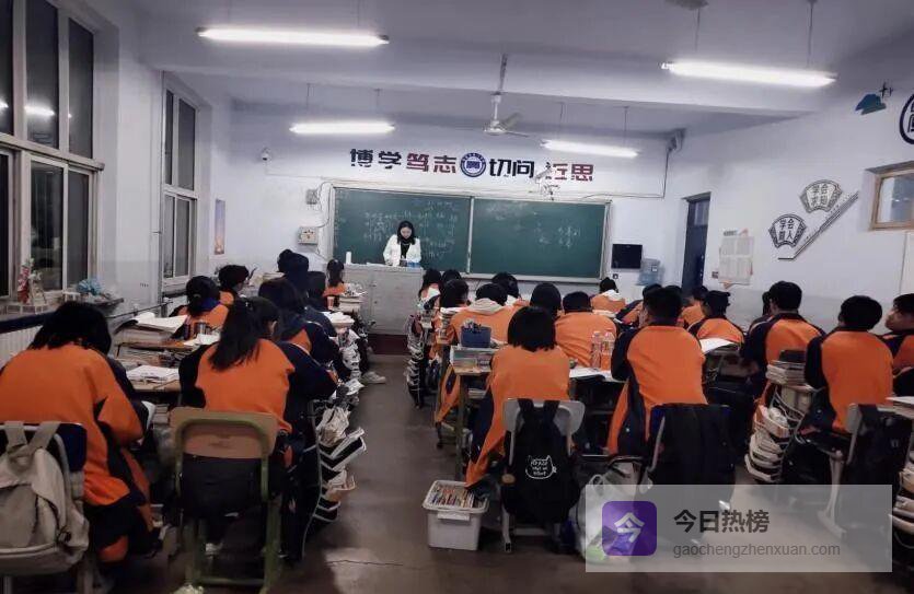 三月讲台路：实习生视角里的教师成长实录