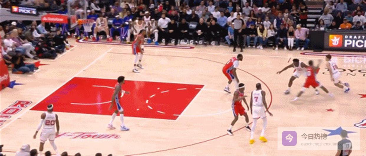 马克西彻底服了！谢泼德漂移三分打崩76人防线，单节狂飙引爆休斯顿主场