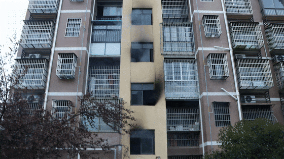 电动自行车楼道爆燃  浓烟封门！全楼陷入险境