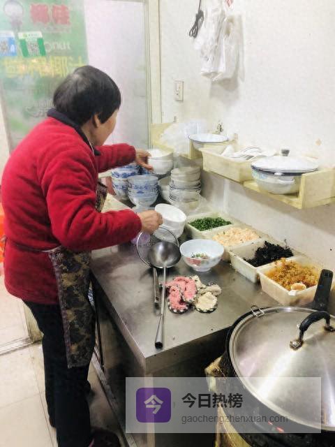 我妈瘫痪在床，兄弟3人为伺候的事喋喋不休，妻子一番话扭转结局