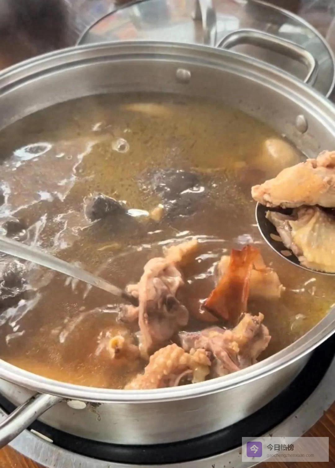 佛山“莫氏鸡煲”：一只鸡为何让人排队三小时？