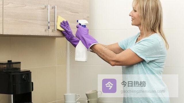 47岁保姆哭诉：当住家保姆工资9000，挣钱很多，可我每天都辞职