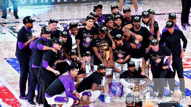 曾是湖人夺冠功臣，却被球队突然交易，他直言管理层的做法太过分