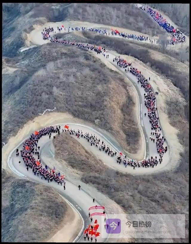 清明假期宁夏固原娃徒步108里翻山扫墓，一走就是30年。