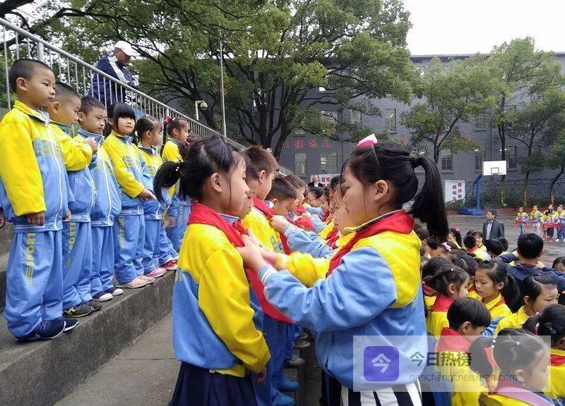 细雨中的誓言：117名新队员与红领巾的第一次相遇