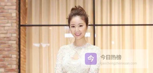 45岁林心如素颜近照：皱纹与“假鼻子”背后，是真实还是自黑？